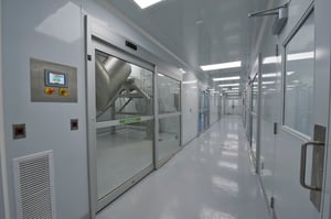 Corridor et portes vitrées de la salle blanche ATP Lab