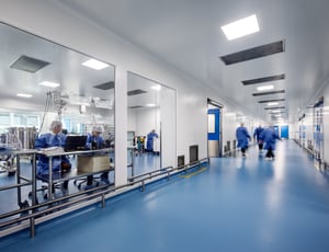 Corridor vitré d'une salle blanche pharmaceutique réalisée par Consab