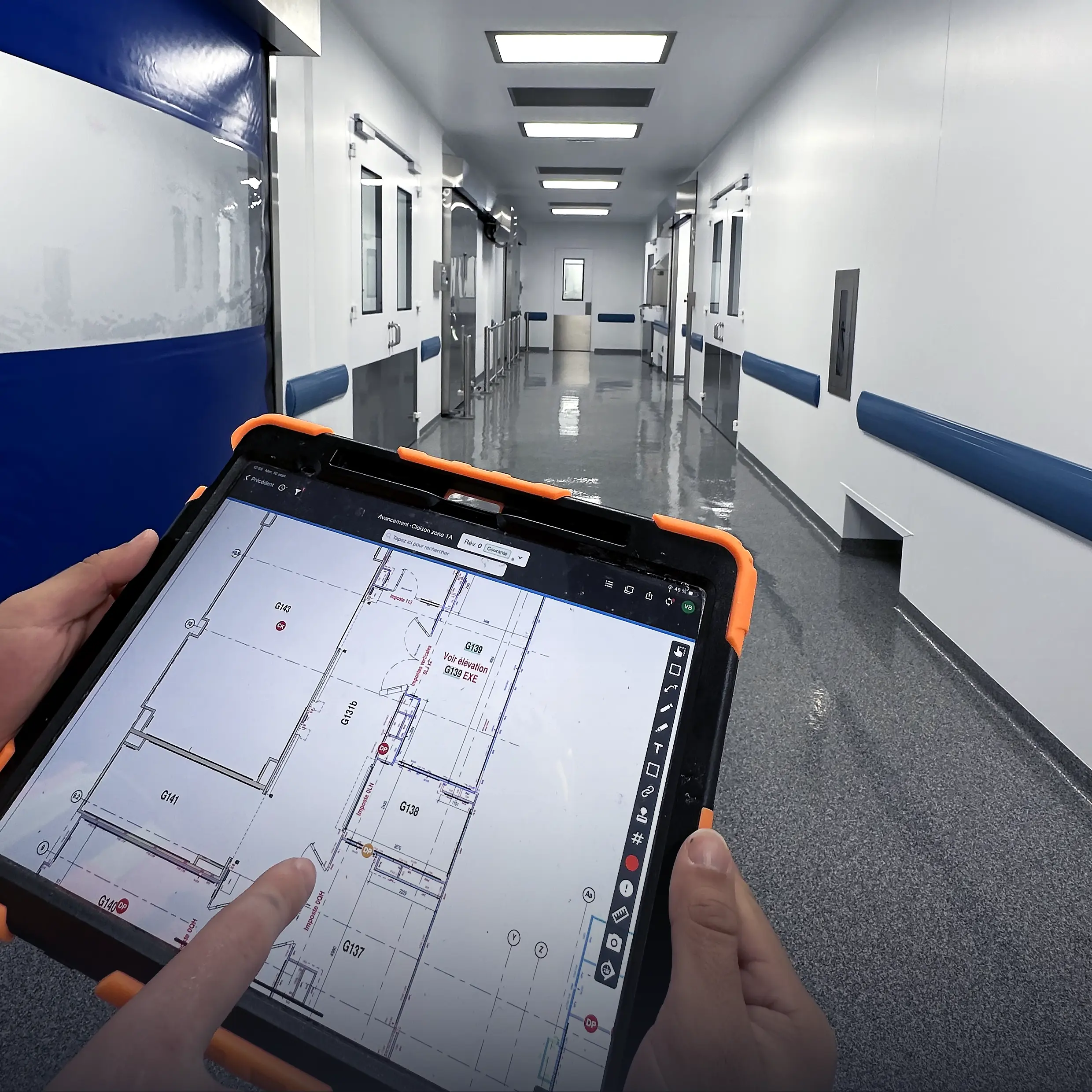 Consultation des plans et devis sur tablette en salle blanche